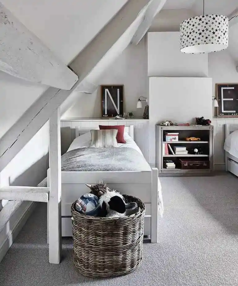 Scandinavian-Scheme Teen Girl Bedroom