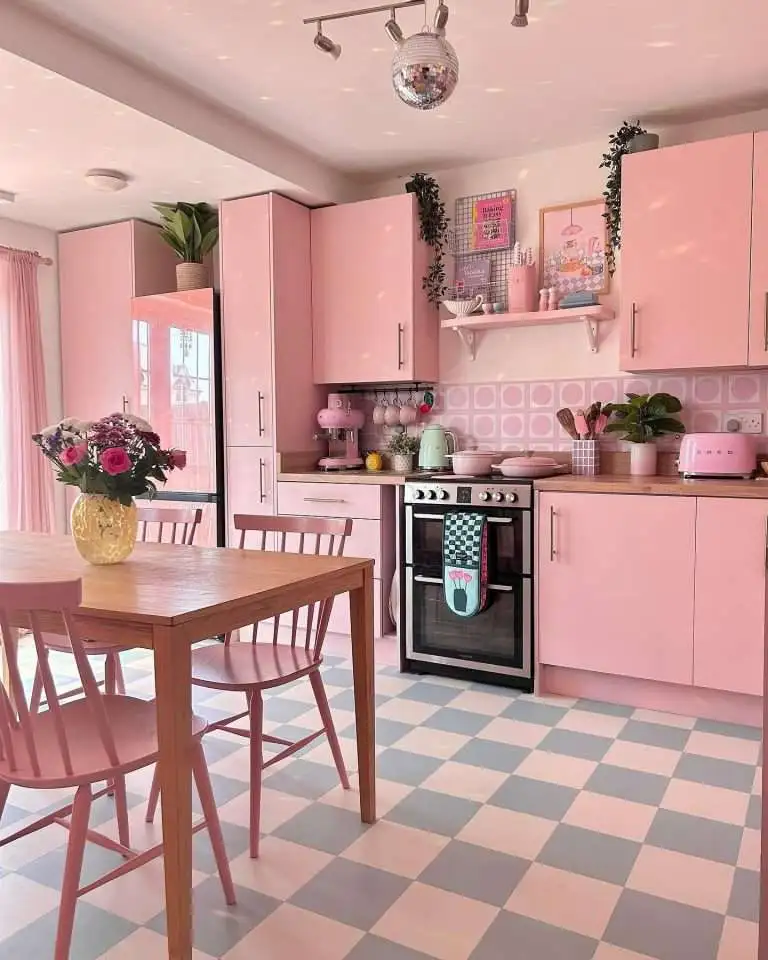 pink-retro-kitchen-design kitschy kitchen